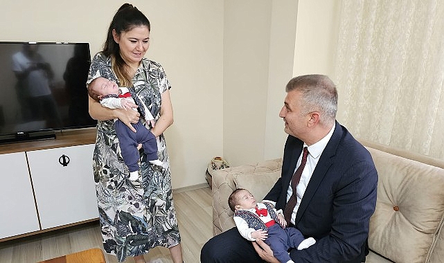 Başkan Sezer’den ikiz bebeklere hoş geldin sürprizi- Kamu Çalışanı