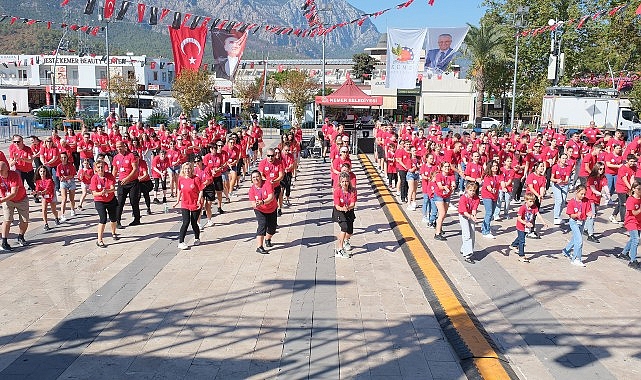 Başkan Topaloğlu’ndan 430 dansçı karşısında zeybek- Kamu Çalışanı