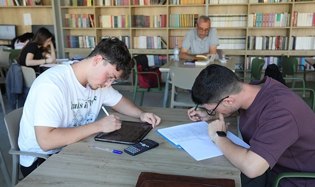 Bayraklı kütüphaneleri gençlerin hayallerine kapı açtı- Kamu Çalışanı