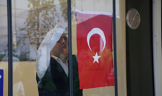 Büyükşehir 12 ilçede 25 bin Türk Bayrağı dağıttı- Kamu Çalışanı