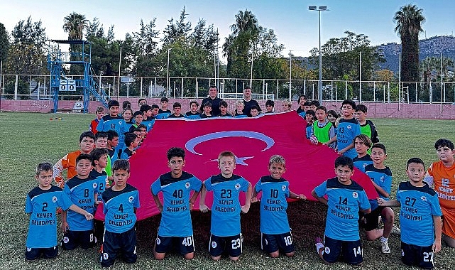 Futbol okulumuzdan Cumhuriyet kutlaması – Kamu Çalışanı