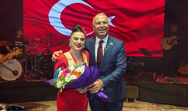 Gaziemir’de Cumhuriyet coşkusu Ceylan Ertem ile yaşandı- Kamu Çalışanı