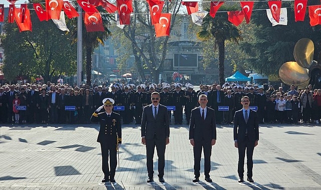 Gölcük’te 29 Ekim Cumhuriyet Bayramı’nın 101. yıldönümü kapsamında Anıtpark’ta Atatürk Anıtı’na çelenk sunma töreni düzenlendi.- Kamu Çalışanı
