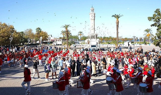 İzmir’de Cumhuriyet Bayramı Coşkusu: Bando Takımları Geçit Töreni- Kamu Çalışanı
