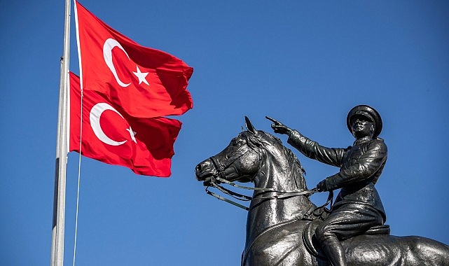 İzmir’de en büyük bayrama en görkemli kutlama- Kamu Çalışanı