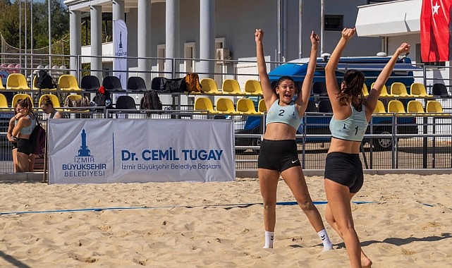 Liseli gençlerden plaj voleybolu ve müzik şöleni- Kamu Çalışanı