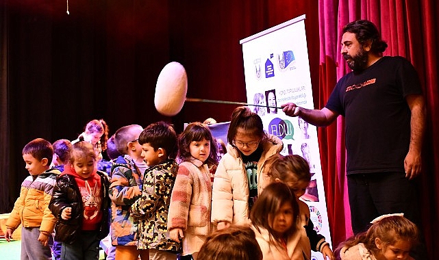Minikler kukla oyunu izledi- Kamu Çalışanı