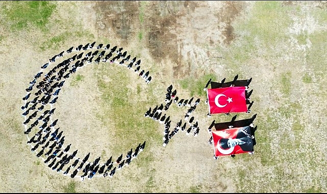 Öğrencilerden Türk bayrağı koreografisi- Kamu Çalışanı