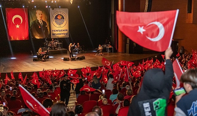 Yenişehir Belediyesi Cumhuriyet Bayramı’nda Suavi’yi Mersinlilerle buluşturdu- Kamu Çalışanı