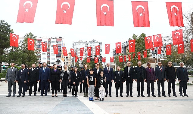 Başkan Muhittin Böcek Atatürk Anıtı’na çelenk sundu- Kamu Çalışanı