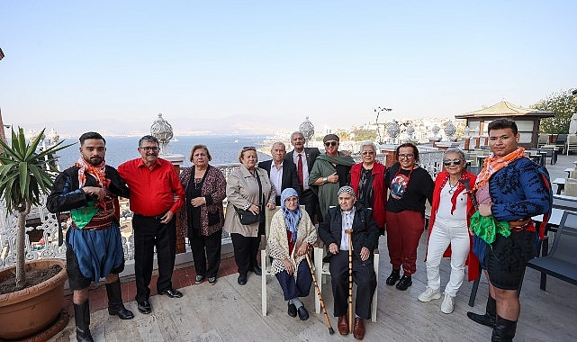 Buca Belediye Başkanı Görkem Duman, ikinci bahar yaşayan çiftlerin heyecanına ortak oldu- Kamu Çalışanı