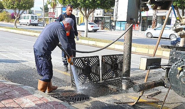 Büyükşehir Belediyesi yağmur sezonu öncesi mazgal temizliği çalışmalarını sürdürüyor- Kamu Çalışanı