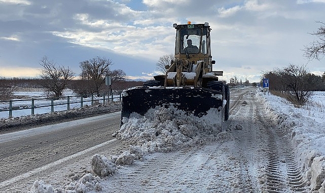 Çumra Belediyesi, kar yağışı dolayısıyla yol açma ve tuzlama çalışması yaptı- Kamu Çalışanı