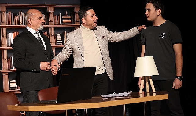 “Kalpler Üşürse” Tiyatro Oyunu Büyük Beğeni Topladı- Kamu Çalışanı