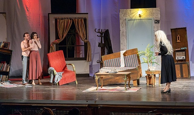 Karşıyaka Belediye Tiyatrosu’nun yeni oyunu seyirci karşısında- Kamu Çalışanı