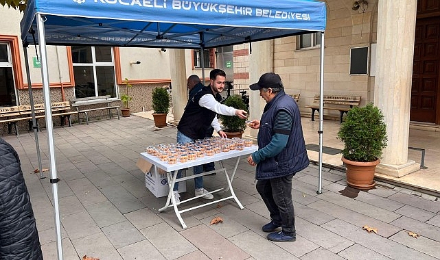 Kocaeli  Büyükşehir, Atatürk anısına lokma dağıttı- Kamu Çalışanı