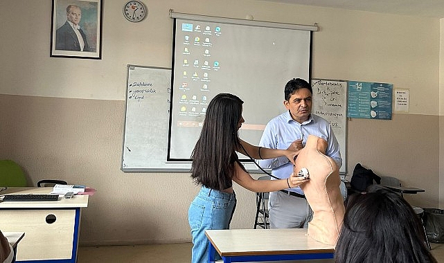 Prof. Dr. Ekşi, kendi geliştirdiği eğitim simülatörünü öğrencilerin eğitiminde kullanmaya başladı- Kamu Çalışanı