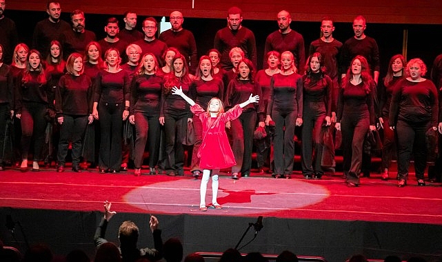 “Sensin Atatürk” ayakta alkışlandı- Kamu Çalışanı