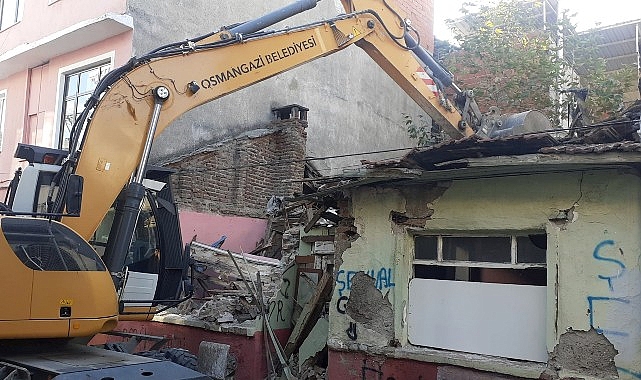Tehlike saçan metruk bina yıkıldı- Kamu Çalışanı