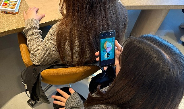 Akbank’tan Gençlere Özel Bir Deneyim: Refik Anadol’un Yapay Zeka Eseri Öğrencilerle Buluşuyor- Kamu Çalışanı