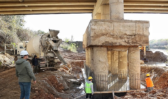 Antalya Büyükşehir Aksu Çayı köprüsünün ayağını güçlendiriyor- Kamu Çalışanı