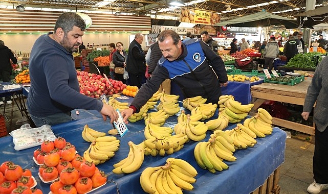 Bayraklı zabıtasından pazar yeri denetimi – Kamu Çalışanı