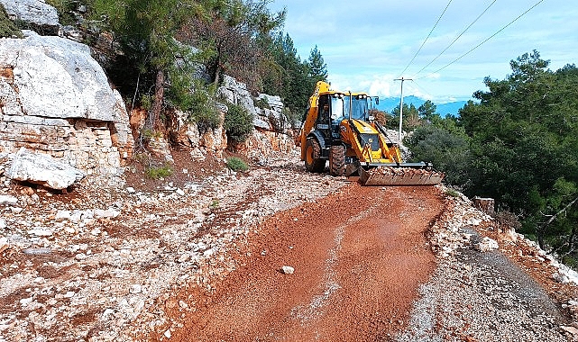 Finike’de taş ve mıcırla kaplanan yol temizlendi- Kamu Çalışanı