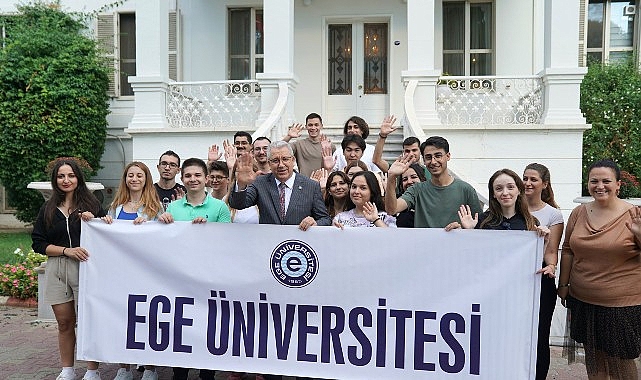 İzmir Büyükşehir Belediyesi, kent belleğinde önemli yeri olan Kültürpark’taki Göl ve Ada gazinolarını aslına uygun bir şekilde yeniliyor. – Kamu Çalışanı