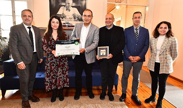 İzmir Büyükşehir Belediyesi’ne “En İyi 100 Hikaye Ödülü” sertifikası verildi- Kamu Çalışanı