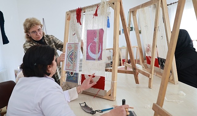 Kadınlar Kök Boya Tekniği Kullanarak Halı ve Kilim Dokuyor- Kamu Çalışanı