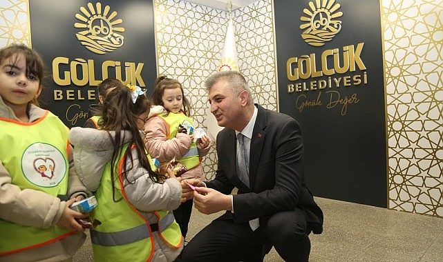 Minik Öğrencilerden Başkan Sezer’e Sürpriz Hediye- Kamu Çalışanı