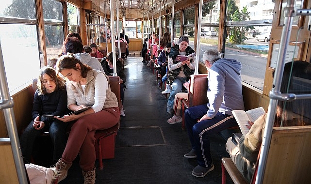 Nostalji tramvayında kitap okudular- Kamu Çalışanı
