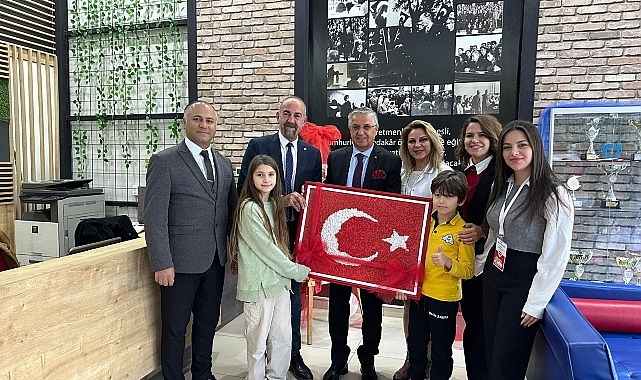 Öğrencilerden Başkan Topaloğlu’na Türk bayrağı – Kamu Çalışanı