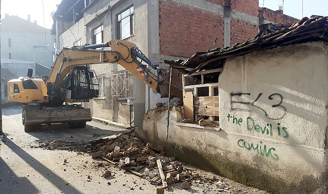 Tehlike arz eden metruk binalar yıkılıyor- Kamu Çalışanı