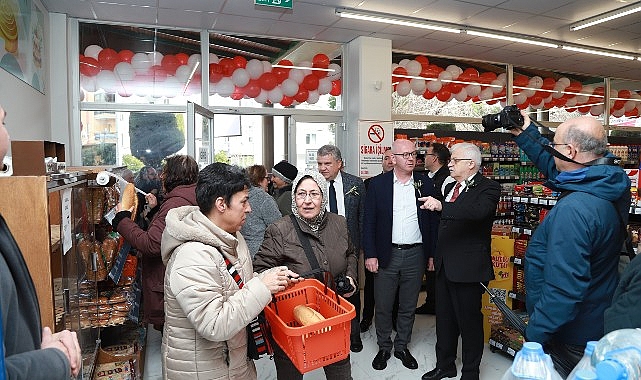 Burhaniye’de halka hizmet “halk market”- Kamu Çalışanı