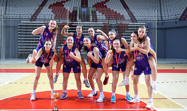 Büyükşehir’in basketbolcu kızları Antalya şampiyonu oldu- Kamu Çalışanı