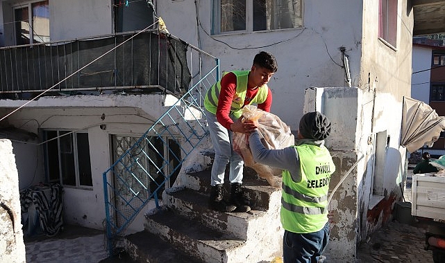 Dikili Belediyesi, ihtiyaç sahibi vatandaşların yuvalarını ısıtmaya devam ediyor- Kamu Çalışanı