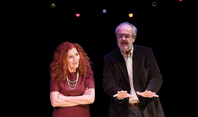 Forced Entertainment’ın çağdaş tiyatro klasiği “Yarın Belki de” Şubat gösterimleri ile Beykoz Kundura’da- Kamu Çalışanı