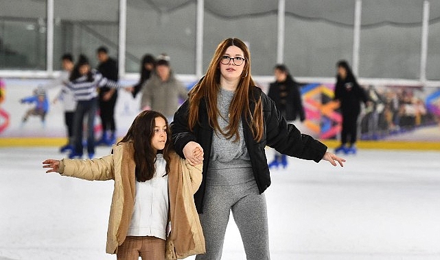 İzmir’in buz pisti yarıyıl tatilinde doldu taştı- Kamu Çalışanı