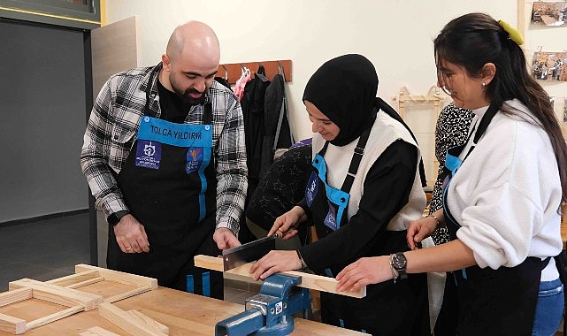 Kadınlar ahşap atölyesinde yeteneklerini keşfediyor; Ahşabın büyülü dünyası Büyükşehir’de- Kamu Çalışanı