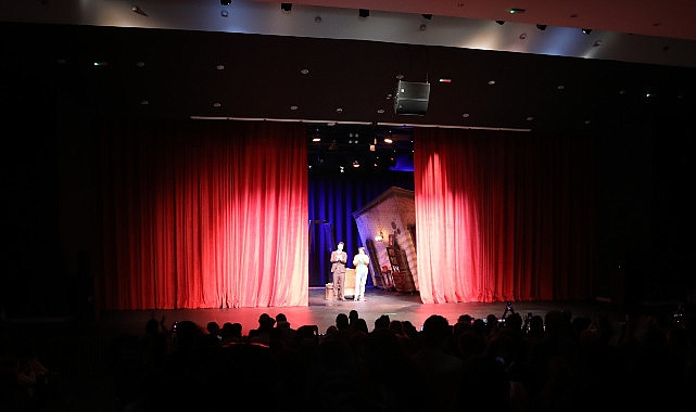 Şehrin Tiyatrosu Ataşehir Seyircisiyle İlk Kez Buluştu- Kamu Çalışanı