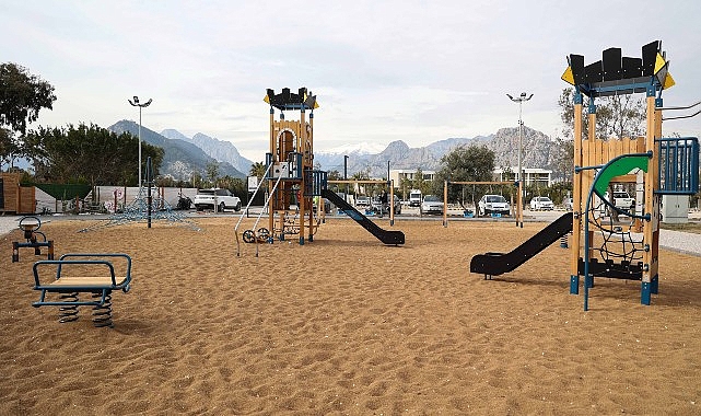 Antalya Büyükşehir’den parklara zeytin çekirdeğinden zemin kaplama- Kamu Çalışanı