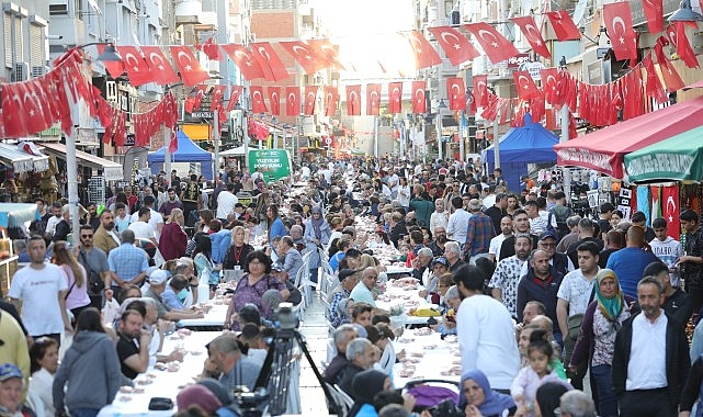 Bayraklı’da iftar sofraları ve Ramazan şenlikleri- Kamu Çalışanı