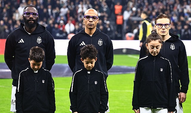 Beşiktaşlı Futbolcular Mor Gözlüklerle Sahaya Çıktı- Kamu Çalışanı