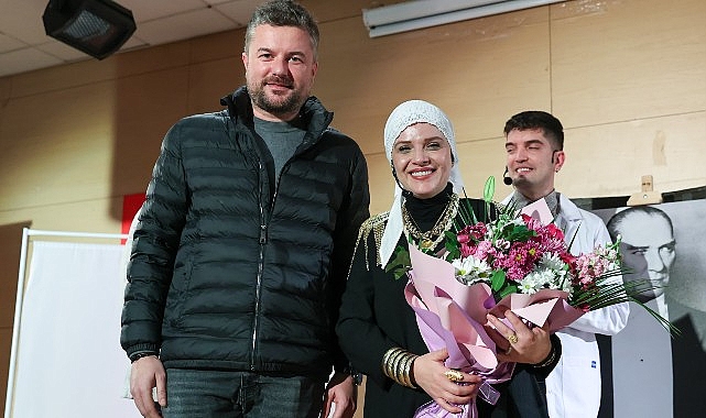 Buca’da sahnelenen Taksiratli Şekibe oyunu izleyenlerden tam not aldı- Kamu Çalışanı