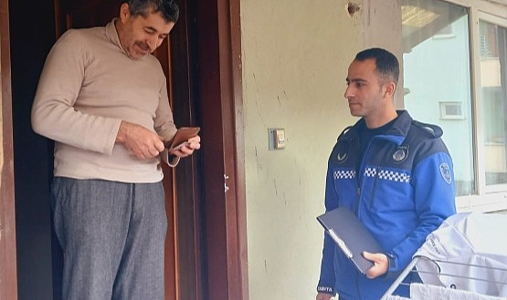 Büyükşehir zabıtası kayıp cüzdanı sahibine ulaştırdı- Kamu Çalışanı