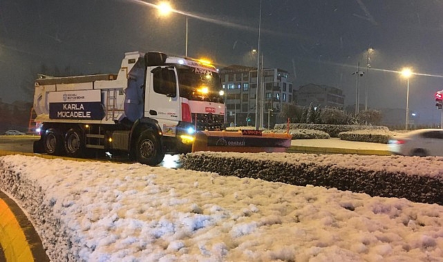 Büyükşehir’in kar mesaisi canla başla sürüyor; Kocaeli’de yollar açık, ulaşımda aksama yok- Kamu Çalışanı