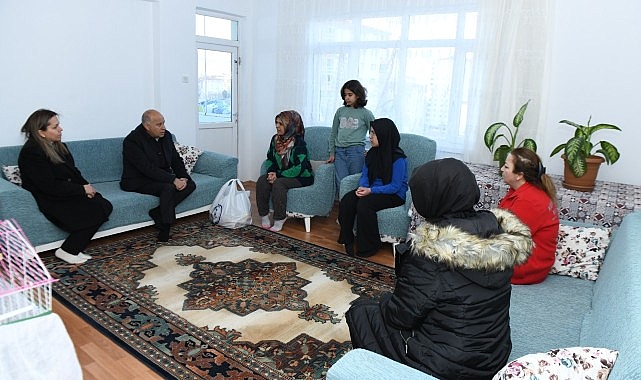 Kahramankazan Belediye Başkan Yardımcısı Cemal Öztürk, 6 Şubat depremlerinin yıldönümünde depremzede aileleri ziyaret etti.- Kamu Çalışanı