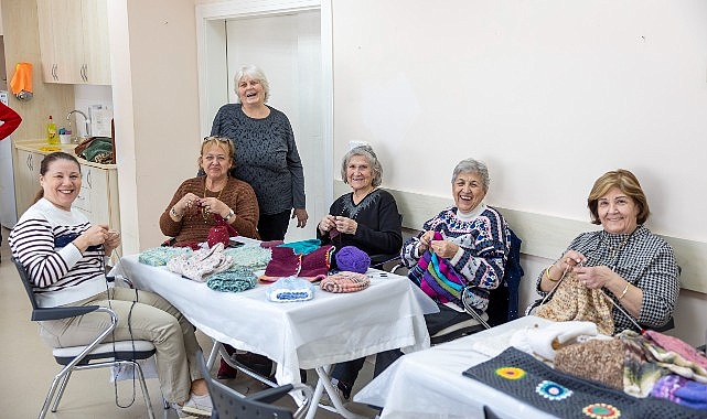 Konak’ın ileri yaş kursiyerleri sevgi köprüsü örüyor- Kamu Çalışanı