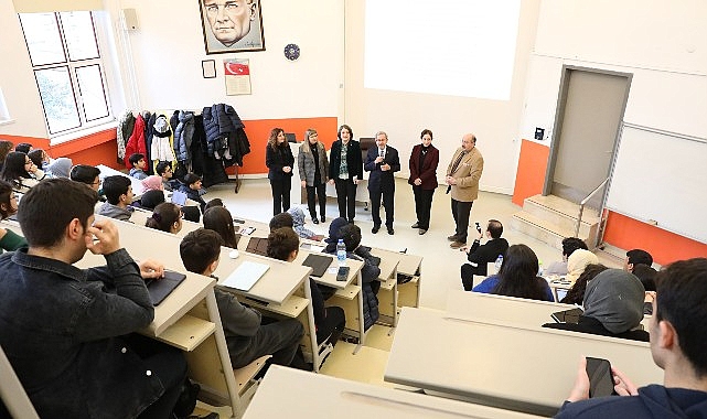 Rektör Ünüvar, Tıp Fakültesi Öğrencileri ile Aynı Sırada Ders Dinledi- Kamu Çalışanı